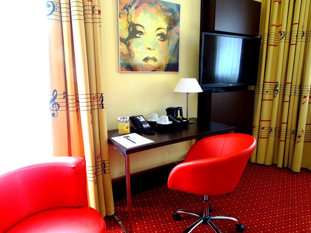 Best Western Plus Amedia Art Salzburg Hotel Room photo